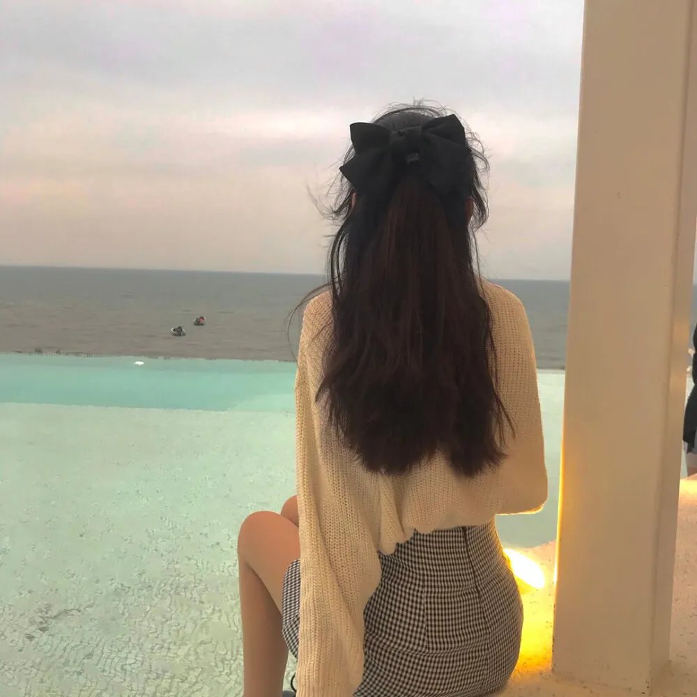 她比春色更怡人